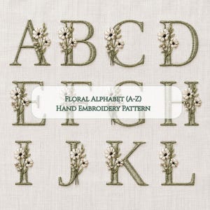 Op de afbeelding: Geborduurde bloemenalfabetletters van A tot en met L, elk versierd met witte madeliefachtige bloemen en groene bladeren. De tekst "FLORAL ALPHABET (A-Z) HAND EMBROIDERY PATTERN" wordt in het midden van de afbeelding weergegeven.