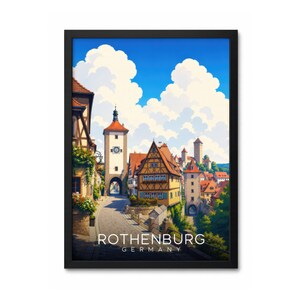 Puede incluir: Un póster de viaje enmarcado que presenta una ilustración vibrante de Rothenburg, Alemania, con edificios históricos de entramado de madera, una torre de reloj de piedra y una calle empedrada bajo un cielo azul brillante con grandes nubes blancas. El texto dice ROTHENBURG GERMANY.