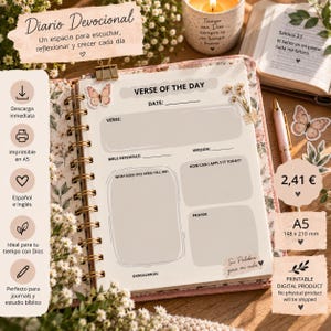 Puede incluir: Una página de diario devocional con encuadernación en espiral que presenta una plantilla de Versículo del Día con secciones para fecha, versículo, referencia bíblica, versión, aplicación y oración, decorada con mariposas y flores.