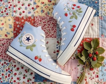 Tênis com bordado floral, tênis Converse personalizados, tênis com estampa de morango azul, tênis bordados à mão, ideia de presente exclusiva
