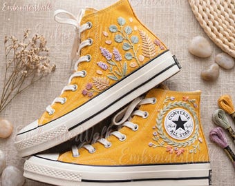 Zapatillas deportivas bordadas color lavanda, zapatillas altas color mostaza, zapatillas de lona con estampado floral, bordado floral, regalo botánico.