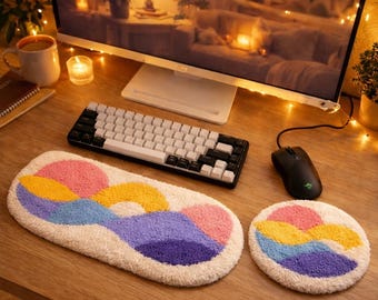 Juego de alfombrillas de escritorio con estampado textil abstracto y punzón, reposamuñecas para teclado y ratón hechos a mano para un espacio de trabajo creativo.