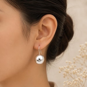 Goldene und silberne Kugelohrringe, minimalistische Kugelohrringe, polierte Kugelohrringe, handgefertigter Statement-Schmuck, Geschenk für Sie