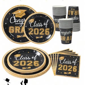 Könnte beinhalten: Ein Party-Set zur Abschlussfeier mit schwarzen und goldenen Akzenten. Das Set enthält Teller, Becher und Servietten, alle mit dem Text "Class of 2026" und Abschlusskappen-Grafiken. Das Set enthält 40 Teile.