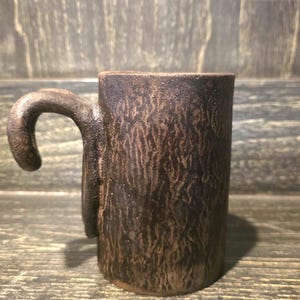 Jarra de cerveza de arcilla primitiva "Tótem"