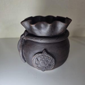 Jarrón de cerámica ecológica hecho a mano “Aumoniere”, símbolo de riqueza y buena suerte. Figura en forma de bolsa.
