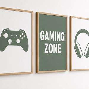 Op de afbeelding: Drie ingelijste wandposters met lichte houten lijsten. De linker poster toont een saliegroene gamecontroller op een witte achtergrond. De middelste poster bevat de witte tekst GAMING ZONE op een saliegroene achtergrond. De rechter poster toont een saliegroene koptelefoon op een witte achtergrond.