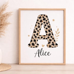 Peut inclure: Impression encadrée avec la lettre "A" en motif léopard. Le nom "Alice" est écrit en dessous en cursive. Des étoiles dorées et des détails floraux ornent le fond blanc.