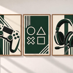 Op de afbeelding: Een set van drie ingelijste wandposters in een donkergroen en crèmekleurig palet. De linker poster toont een gamecontroller, de middelste poster toont geometrische vormen zoals een cirkel, driehoek, kruis en vierkant, en de rechter poster toont een gamingheadset met microfoon.