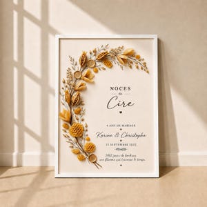 Peut inclure: Une affiche encadrée sur fond crème avec une composition incurvée d'éléments floraux et de formes en nid d'abeille jaune doré sur la gauche. Le texte indique : NOCES de Cire, 4 ANS DE MARIAGE, Karine & Christophe, 15 SEPTEMBRE 2022, 1461 jours de bonheur, une flamme qui traverse le temps.