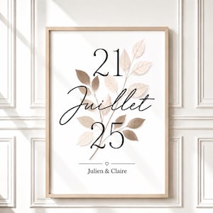Peut inclure: Une affiche murale verticale encadrée présentant la date 21 Juillet 25 en typographie noire serif et manuscrite. Une illustration centrale de feuilles délicates beiges et brunes recouvre le texte. Les noms Julien & Claire figurent en bas.