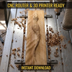以下が含まれることがあります： 木製のワニの彫刻。CNCルーターで木板に彫られています。「CNC ROUTER & 3D PRINTER READY」と「INSTANT DOWNLOAD」の文字が表示されています。木くずが板の周りに散らばっています。