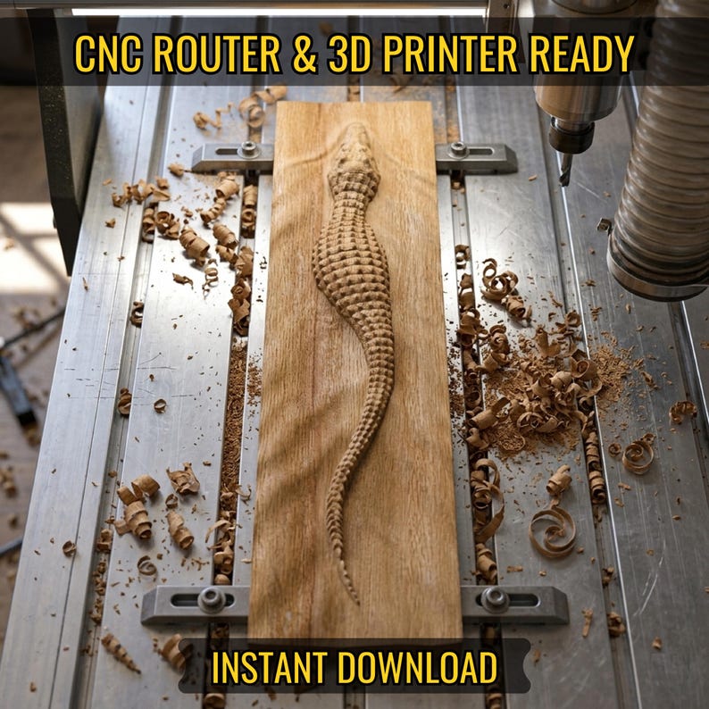 Puede incluir: Una talla de madera de un caim&aacute;n realizada con una fresadora CNC sobre una tabla de madera. Se muestra el texto "CNC ROUTER & 3D PRINTER READY" y "INSTANT DOWNLOAD". Virutas de madera rodean la tabla.