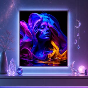 Op de afbeelding: Een rechthoekig wandkunstwerk met een levendig, abstract portret van een gezicht omringd door vloeiende, vloeistofachtige golven van neonblauwe, paarse en gele verf. Het kunstwerk wordt verlicht door een helder wit LED-achtergrondframe.