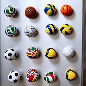 Puede incluir: Una colección de dieciséis imanes esféricos con forma de pelotas deportivas dispuestos en una cuadrícula de cuatro por cuatro. El conjunto incluye réplicas en miniatura de balones de fútbol, baloncesto, voleibol y pelotas con diversos diseños.