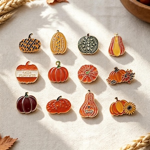 Puede incluir: Una colección de doce pines de esmalte con formas de calabazas y calabacines en varios colores, incluyendo naranja, amarillo, verde y rojo oscuro. Algunos pines presentan patrones de cuadros, motivos florales o girasoles, y uno muestra el texto hello PUMPKIN.