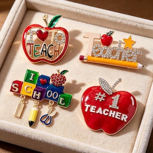 Può includere: Quattro spille smaltate a tema insegnante. Una è una mela rossa con "I ❤️ TO TEACH". Un'altra è una matita con "Teacher". La terza sono blocchi colorati con la scritta "SCHOOL". L'ultima è una mela rossa con "#1 TEACHER".