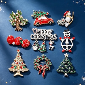 Könnte beinhalten: Eine Sammlung von neun weihnachtlichen Broschen aus Metall und Emaille, darunter ein Baum mit weißen Perlen, ein rotes Auto mit Baum, ein Schneemann, drei rote Äpfel, ein Merry Christmas-Schild mit Anhängern, eine Schneemannfigur und ein Kranz.