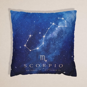 Puede incluir: Un cojín cuadrado con un diseño de cielo nocturno azul profundo y el mapa de la constelación de Escorpio en blanco. El diseño incluye el símbolo del zodiaco, la palabra SCORPIO en letras mayúsculas y las fechas October 23 - November 21.