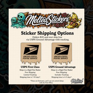 Puede incluir: Gr&aacute;fico promocional para "Melted Stickers" con ilustraciones de calaveras y monstruos. El texto detalla las opciones de env&iacute;o de pegatinas, incluyendo USPS First Class y Ground Advantage, con tiempos de entrega estimados.