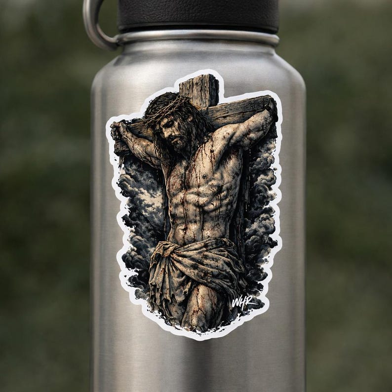 Puede incluir: Una pegatina con una ilustraci&oacute;n detallada de Jesucristo en la cruz. La obra de arte representa una figura musculosa con una corona de espinas, envuelta en tela, sobre un fondo de nubes oscuras. La pegatina est&aacute; adherida a una botella de agua plateada.