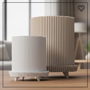 Könnte beinhalten: Zwei zylindrische Pflanzgefäße mit vertikal gerippten Texturen. Das kleinere Gefäß ist weiß, das größere ist beige. Beide Pflanzgefäße verfügen über einen passenden runden Untersetzer mit drei kleinen Füßen für ein einheitliches Design.