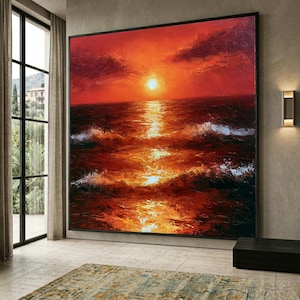 Könnte beinhalten: Ein großes quadratisches Ölgemälde auf Leinwand, das einen leuchtenden Sonnenuntergang über einem dunklen Ozean zeigt. Die Sonne ist eine helle gelbe Kugel in einem tiefroten und orangen Himmel, deren Licht sich auf den texturierten Wellen spiegelt.