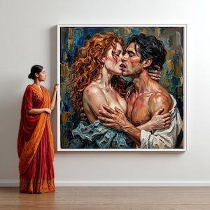 Peut inclure: Une grande peinture encadrée représente une étreinte passionnée entre un homme et une femme. L'œuvre utilise des bleus, des bruns et des rouges, avec des coups de pinceau visibles. Une femme en sari rouge et orange se tient à côté du tableau.