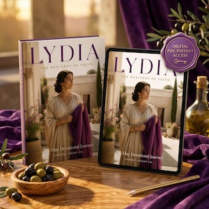 Puede incluir: Un libro y una tableta con el título LYDIA THE BUSINESS OF FAITH 7-Day Devotional Journey Chosen Lineage Co. Una insignia morada dice DIGITAL PDF, INSTANT ACCESS. Un cuenco de madera con aceitunas verdes y negras y un lápiz dorado están presentes.