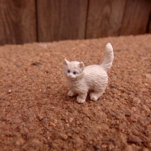 Miniature Plastic Cat Kitten Figure Nichos Fairy Gardens Terrariums Jewelry Making Dollhouse Dioramas Mixed Media Party Favor