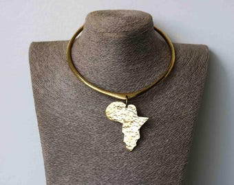 Collana con mappa africana martellata / Gioiello a bavaglino in ottone riciclato