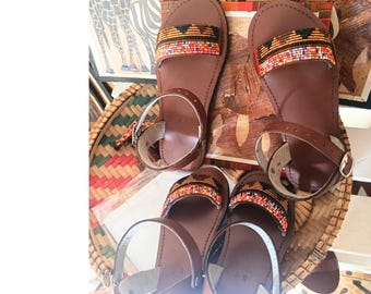 Sandalias de cuero con cuentas hechas a mano por la comunidad masái – Calzado veraniego de estilo bohemio tribal