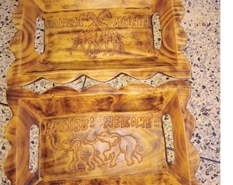 Zestaw 2 ręcznie wykonanych tac do serwowania z litego drewna – rustykalny wzór z żywymi krawędziami, ekologiczny wystrój domu