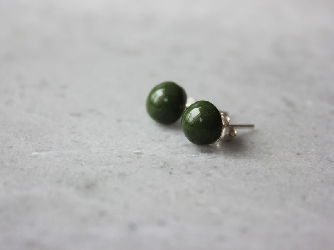 Small dot ceramic stud earrings, olive green Etsy España