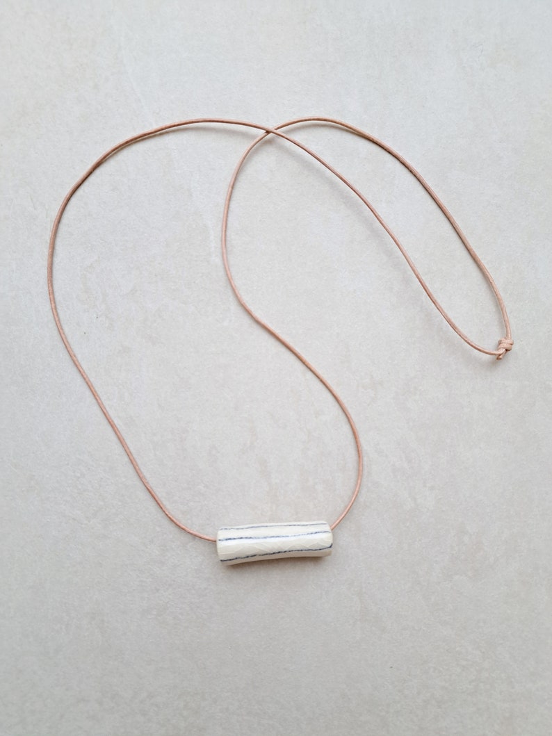 Porcelain necklace, white porcelain with blue lines, underglaze pencil, handmade drawing on porcelain Bild 2