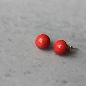 red stud earrings Bild 3