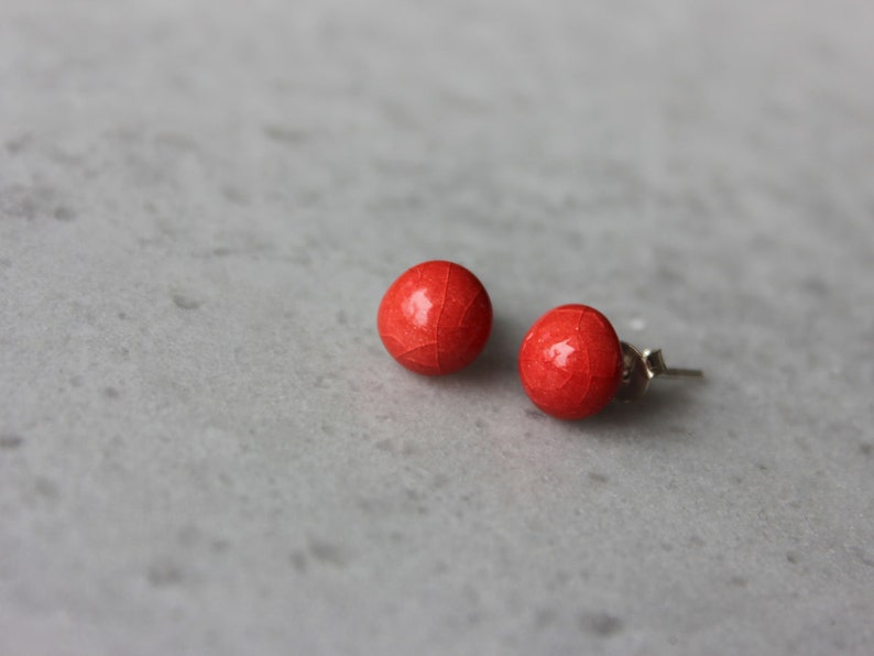 red stud earrings Bild 3