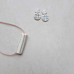 Porcelain necklace, white porcelain with blue lines, underglaze pencil, handmade drawing on porcelain Bild 6