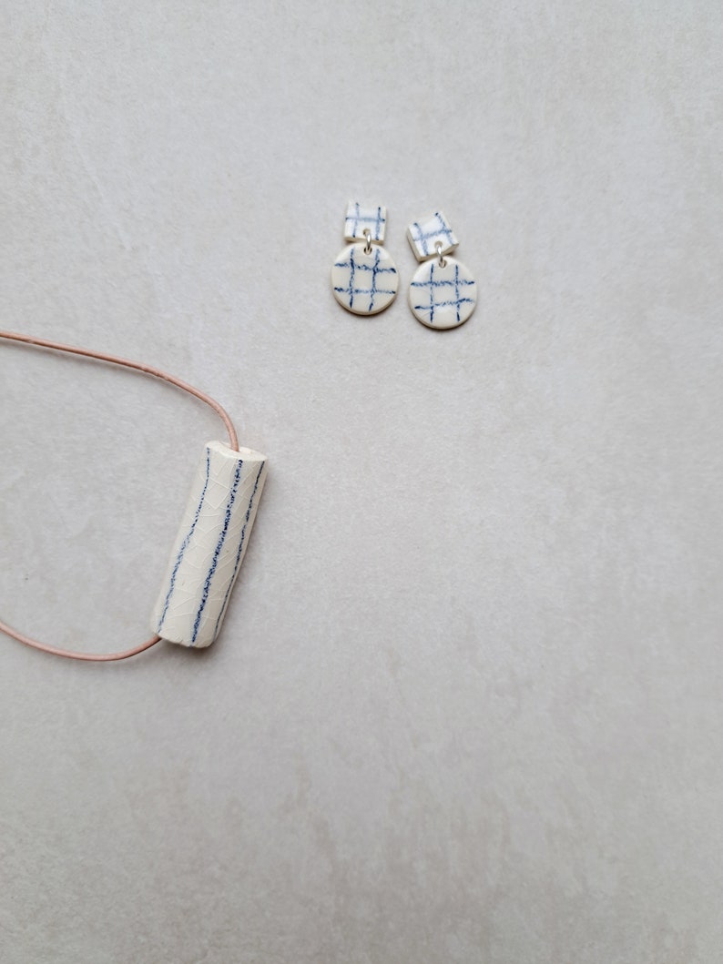 Porcelain necklace, white porcelain with blue lines, underglaze pencil, handmade drawing on porcelain Bild 6