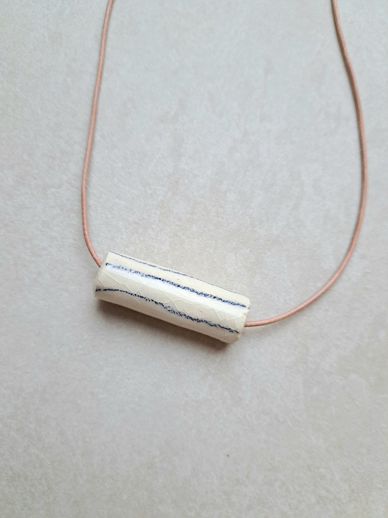 Porcelain necklace, white porcelain with blue lines, underglaze pencil, handmade drawing on porcelain Bild 3