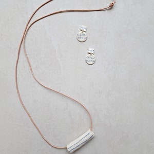 Porcelain necklace, white porcelain with blue lines, underglaze pencil, handmade drawing on porcelain Bild 5