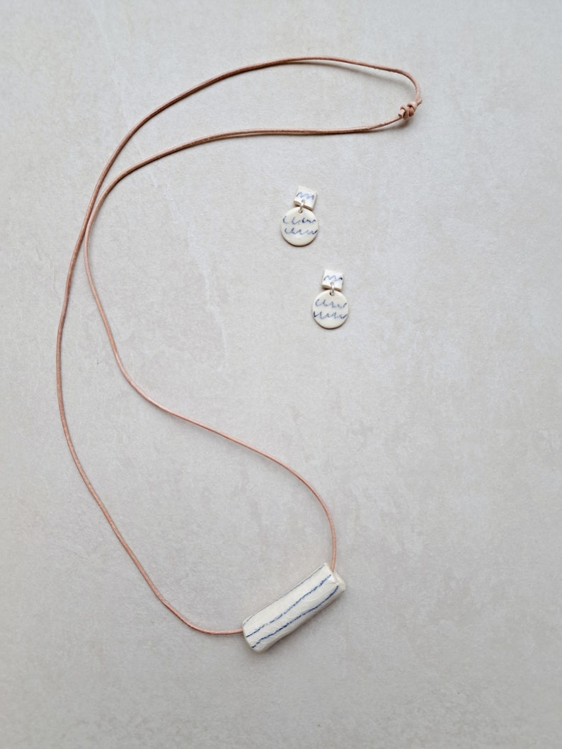 Porcelain necklace, white porcelain with blue lines, underglaze pencil, handmade drawing on porcelain Bild 5