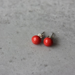 red stud earrings Bild 1