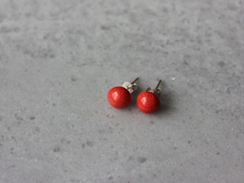 red stud earrings Bild 1