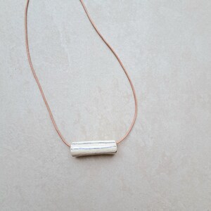 Porcelain necklace, white porcelain with blue lines, underglaze pencil, handmade drawing on porcelain Bild 8