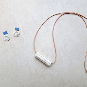 Porcelain necklace, white porcelain with blue lines, underglaze pencil, handmade drawing on porcelain Bild 4