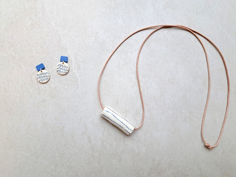 Porcelain necklace, white porcelain with blue lines, underglaze pencil, handmade drawing on porcelain Bild 4