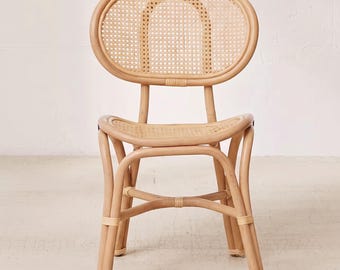 Set 2 stoelen van natuurlijk rotan met een ovale rugleuning, handgemaakte meubels in boho-stijl voor in huis.