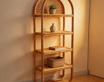 Estantería arqueada de ratán, mimbre natural con diseño de rayos de sol, estantería escalonada de estilo bohemio de mediados de siglo, decoración costera.