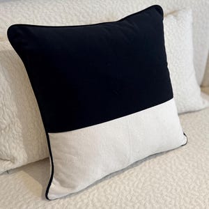 Peut inclure: Une tasse en céramique blanche avec une anse noire et le texte "But First, Coffee" en noir, en gras. La tasse est posée sur une surface blanche. La tasse mesure environ 10 cm de haut.